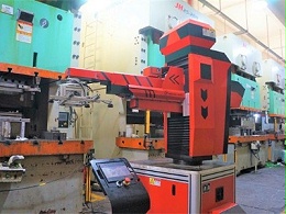精密沖壓件定制廠-五金沖壓機(jī)械手操作6